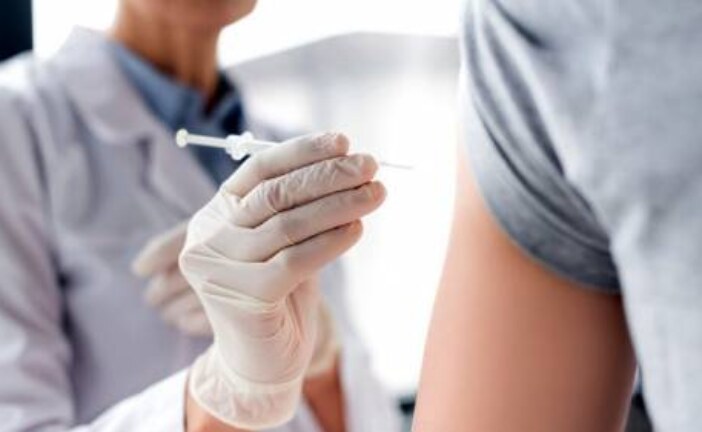 Вакцинация снижает риск развития постковидного синдрома в случае заражения