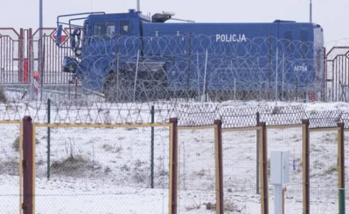 В гигантской очереди на границе Белоруссии и Польши скончался дальнобойщик