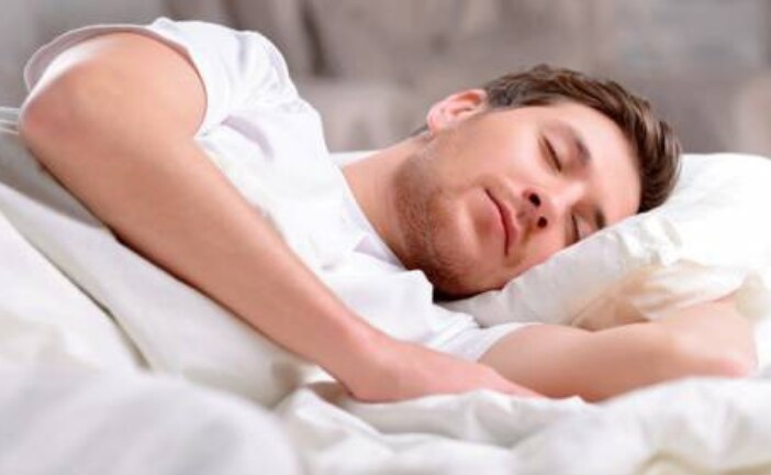 Гастроэнтерологи рекомендуют спать на левом боку