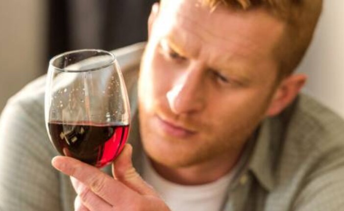 Бокал вина в день уменьшает объем мозга — ученые