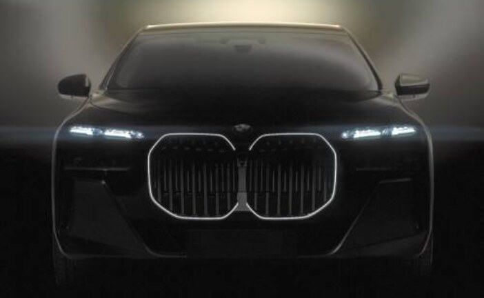 Новая электрическая «семерка» BMW получит двухъярусную оптику и фальшивые ноздри