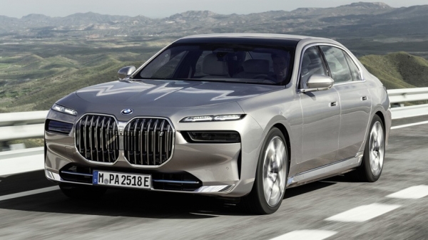 «Семёрка» BMW сменила поколение: седан стал крупнее, салон – как у обновлённого X7