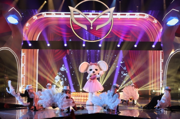 Вот так шокировала! Певица МакSим оказалась Мышью в шоу «Маска»  | StarHit.ru