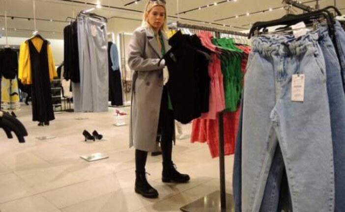 Россияне начали отказываться от покупки одежды: спрос упал на 25%