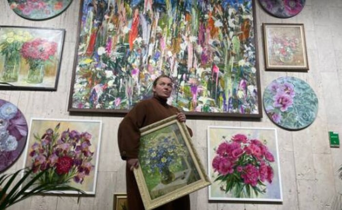 Выставка с участием Зураба Церетели представила живописные букеты на фоне живых